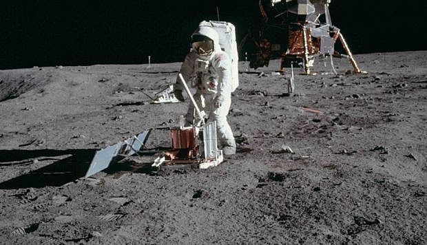 EL PRESENTE - Los humanos trascienden los límites del planeta Tierra