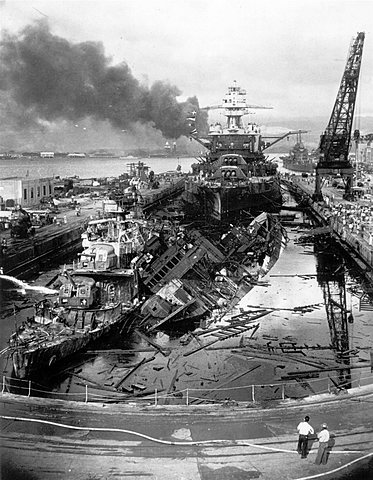 Japón bombardea Pearl Harbor.