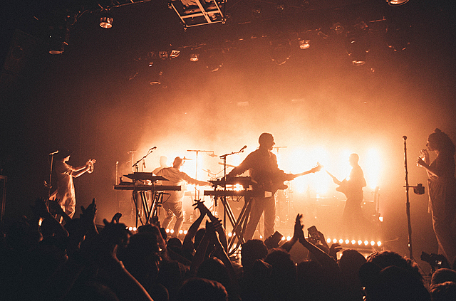Jouer de guitare pour groupe de musique