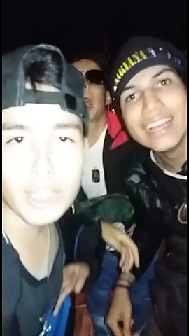 Fiesta de noche en la casa de un amigo