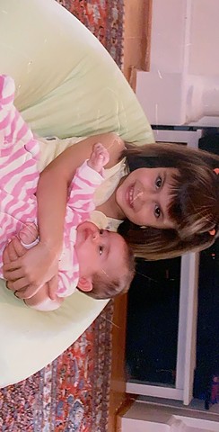 Je suis née à Richmond. Jái mignonne et petite.