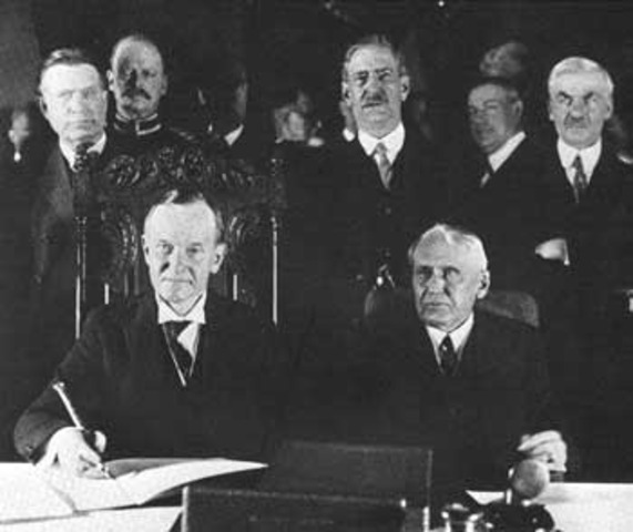 US and 61 other countries sign Kellogg-Briand Pact