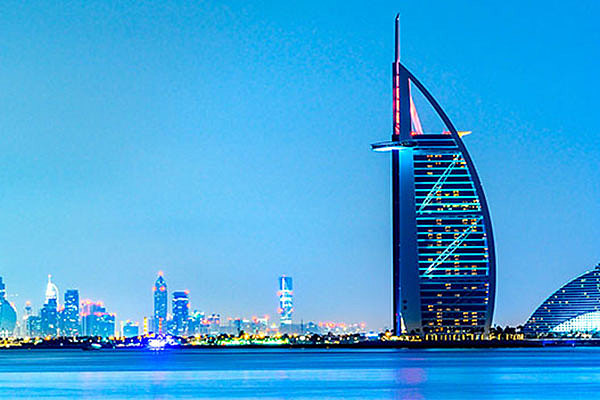 1999-BURJ AL-ARAB INICIOU SUAS ATIVIDADES: