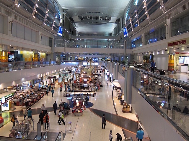 2009: O Terminal 3 da Emirates e o Metrô são inaugurados para acomodar o aumento de tráfego aéro e terrestre.