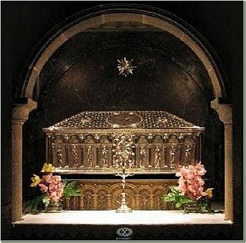 – Descuberta do sepulcro do Apóstolo converte a Santiago no referente espiritual e ideolóxico do reinos cristiáns peninsulares.