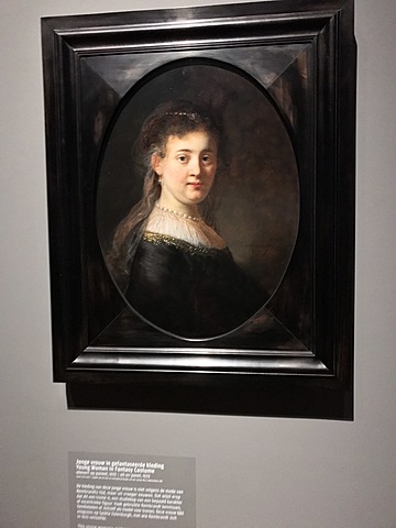 Jonge vrouw in gefantaseerde kleding