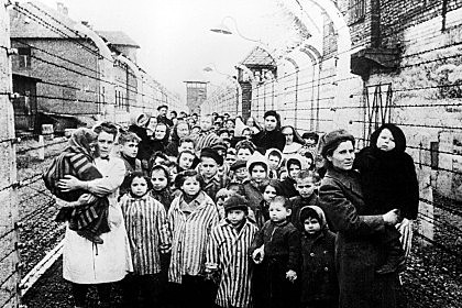 освобождены узники нацистского концлагеря в Освенциме (Польша)