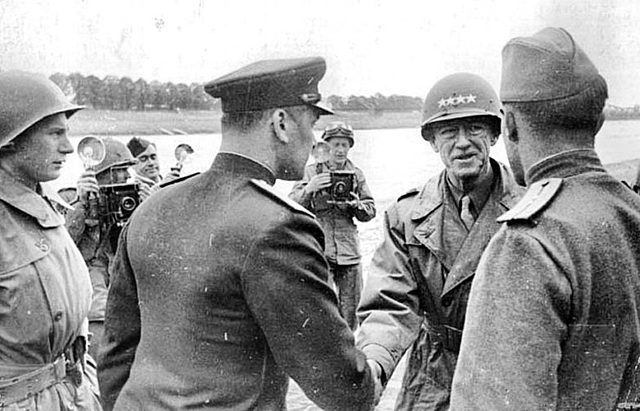 Встреча на Эльбе советских и американских войск.