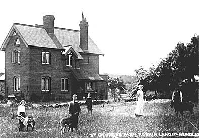 John Ruskin funda Guild of St. George