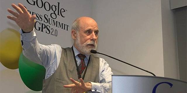 Nace la palabra "Internet".