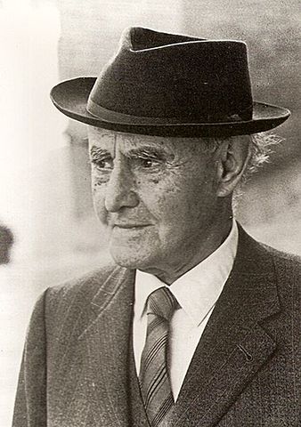 J.V.Foix Em plau, d'atzat, d'errar per les muralles