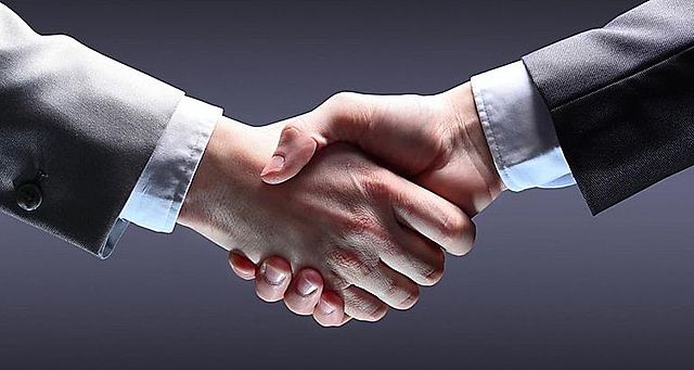 Bizancio establece relaciones comerciales con Genova