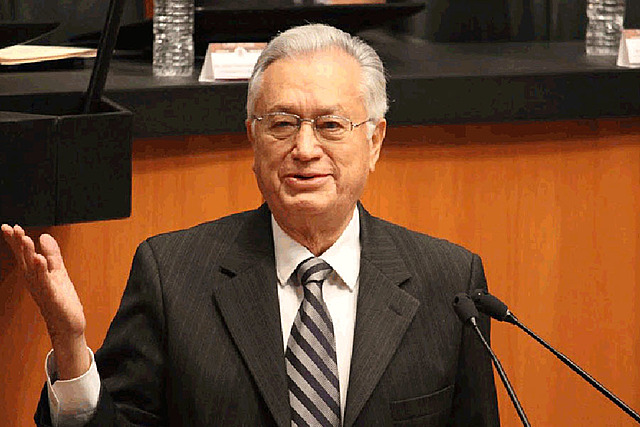 Secretario de educación pública Manuel Bartlett Díaz