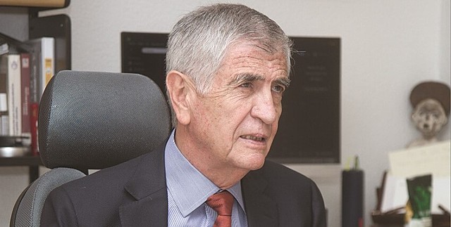 Secretario de educación pública Miguel Limón Rojas