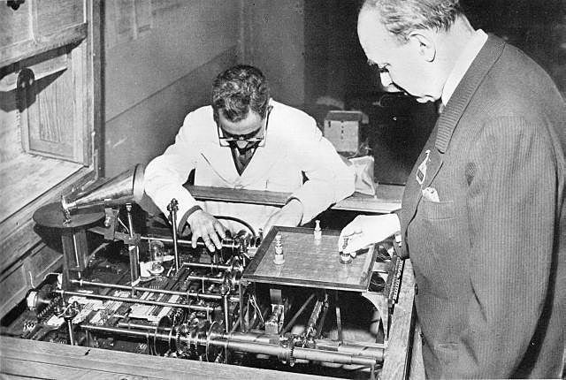 Leonardo Torres y Quevedo présente un automate électronique,