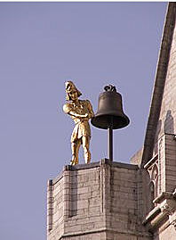 Les jacquemarts qui sonnent des cloches