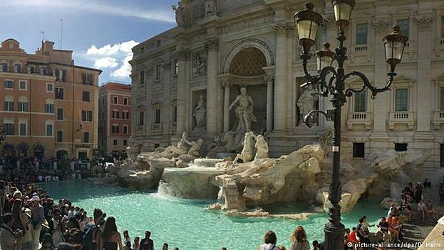 tuvo que huir  a italia