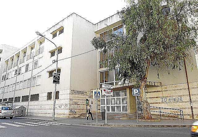 Profe  comença a l'ensenyament públic.