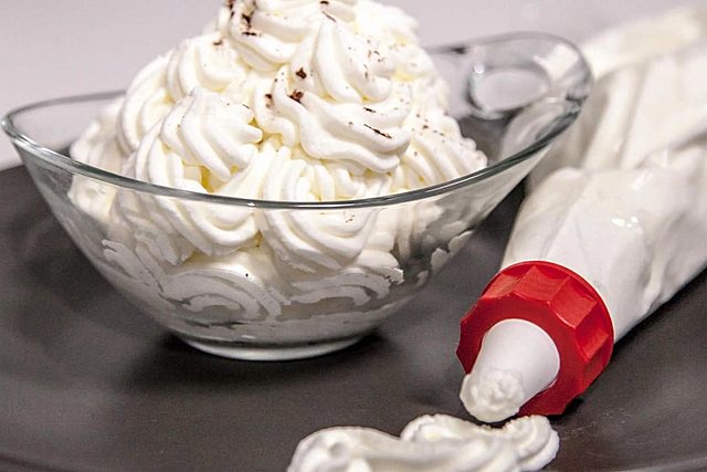 Se crea la crema Chantilly por Francois Vatel