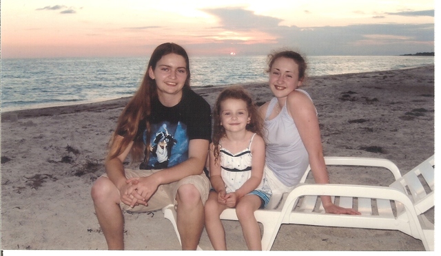 Hace siete meses que mis hermanas y yo vimos la playa.