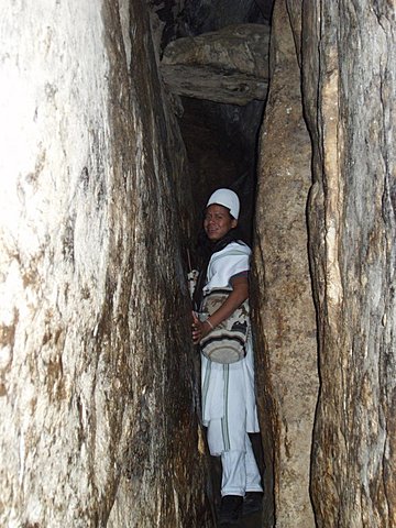 ingreso al uno de los tuneles que se encuentra en las rocas