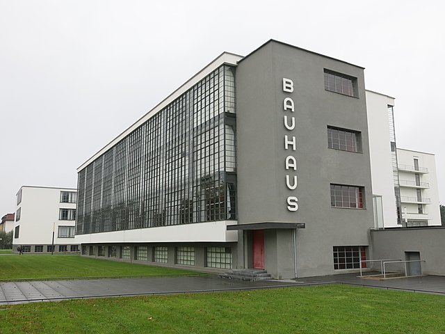Disolución de la Bauhaus y Traslado a Dessau