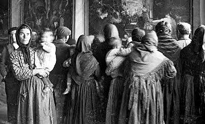 Grupo de espectadores ante una copia de Las Hilanderas de Velázquez en Cebreros (Ávila).