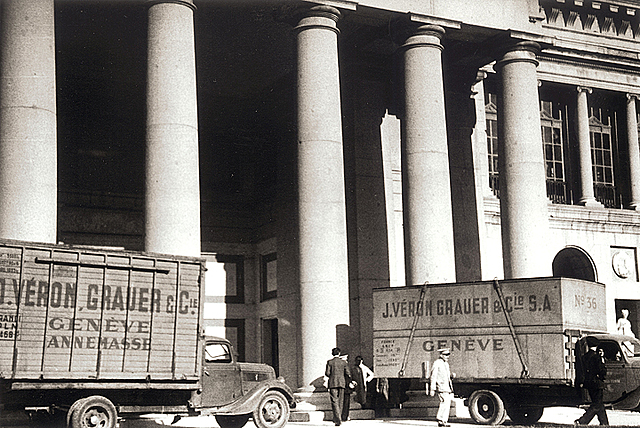 Regreso a Madrid de las obras del Museo del Prado. Camiones con los vagones-capitoné procedentes de Ginebra, a su llegada a la puerta de Velázquez.