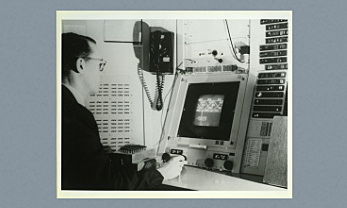 La máquina TX-2 y la AN/FSQ-32 se enlazan mediante una línea delicada de 1200 bits por segundo