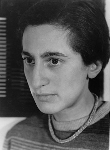 Anni Albers ingresa como jefe de tejido despues de haber sido estudiante