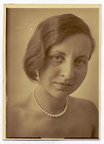 Gertrud Arndt ingresa como estudiante