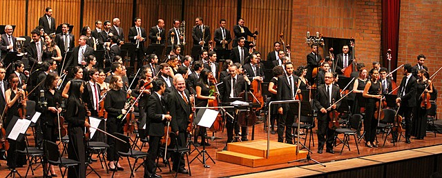 Cultural: Publicada Cien años de soledad y fue creada la Orquesta Filarmónica