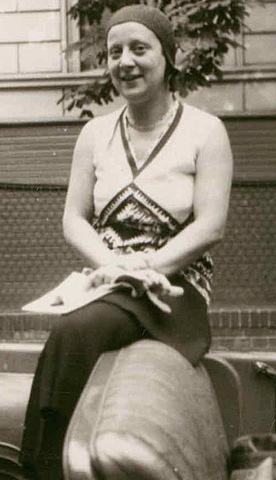 Friedl Dicker ingresa como estudiante