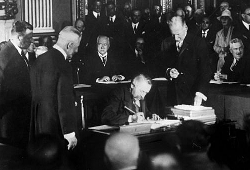 Kellogg-Briand Pact signed