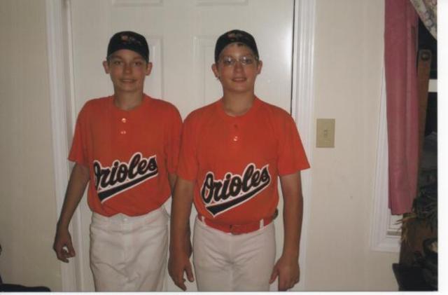 Nosotros jugamos al béisbol desde hace cinco años