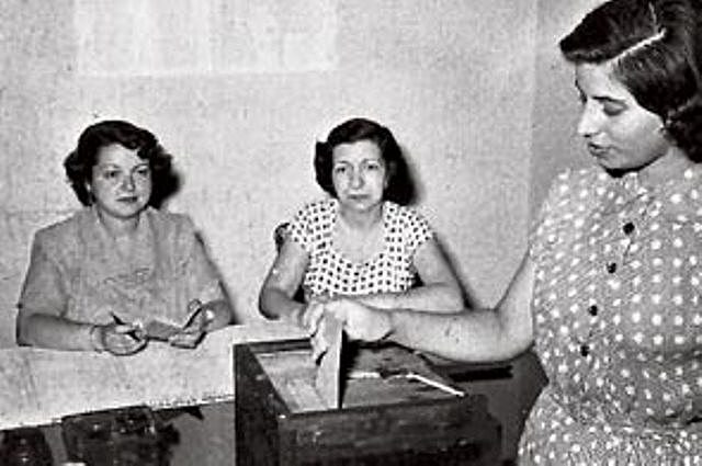 Las mujeres acuden por primera vez a las urnas a emitir su voto oficialmente