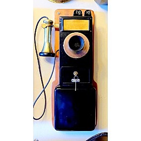 El teléfono publico por monedas.