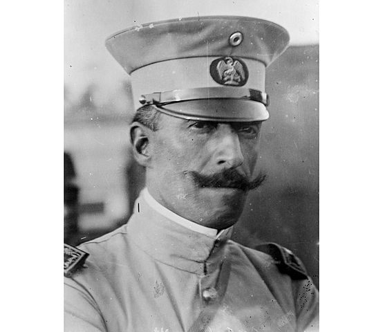 felipe angeles  es el unico de los que tenia madero que  propone su desacuerdo con la tomo de presidencia de huerta enfrentandose a un gobierno