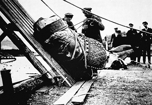 La promulgación del imperio Provisional.