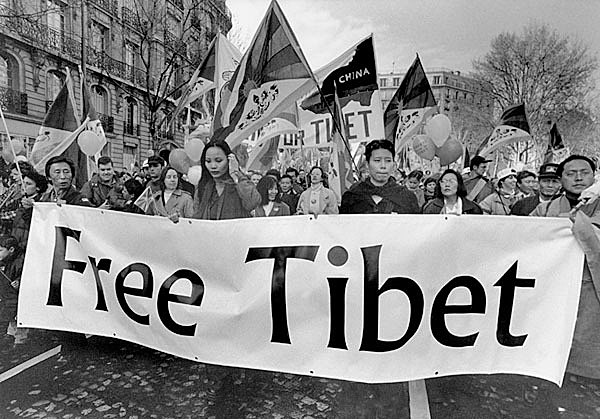 Tibet proclama la seva independència de la Xina.