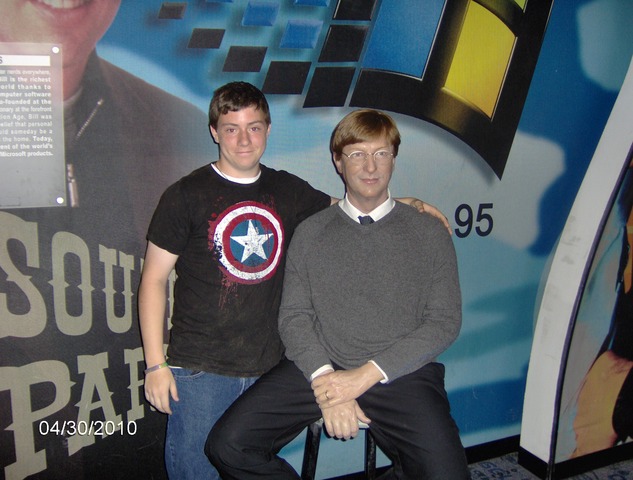 Hace nueve mesas que conocí a Bill Gates.