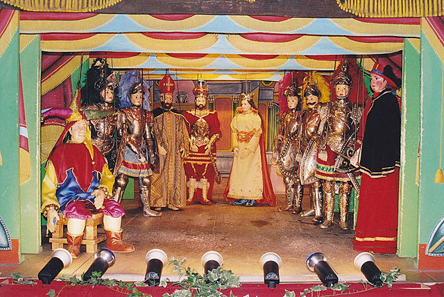 Incontriamo i "padri pupari" nella loro bottega in azione.