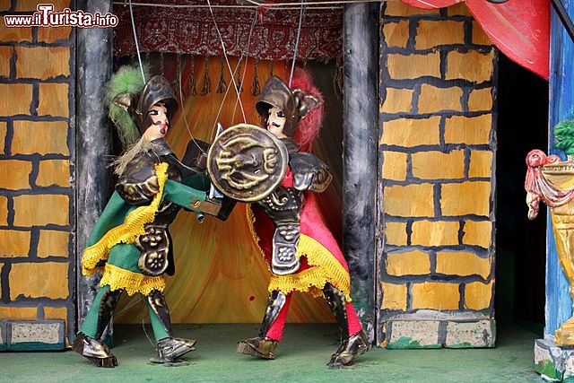 Spettacolarizzazione del teatro dei pupi.