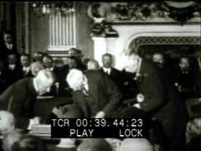 US and 61 other countries sign kellogg-Briand Pact