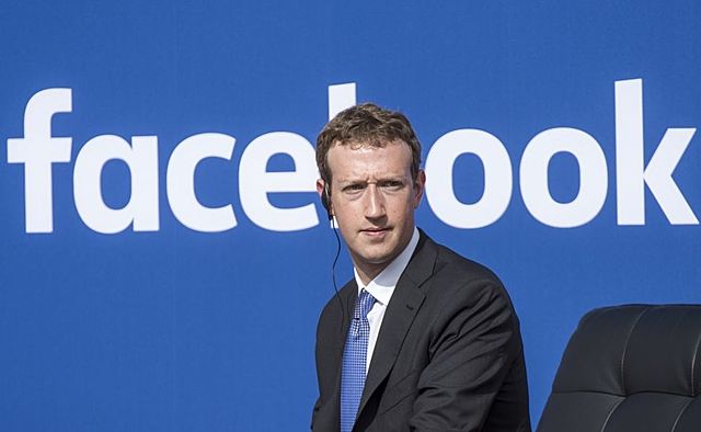 Mark Zuckerberg crea Facebook