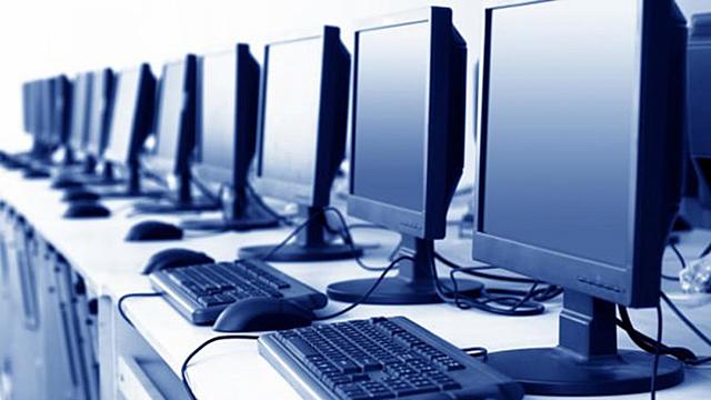 Primera conexión entre dos ordenadores mediante una línea telefónica.