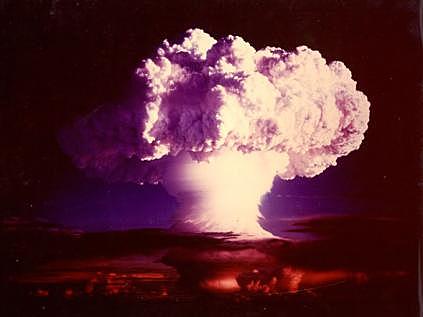 Gran Bretaña hace estallar su primera bomba atómica