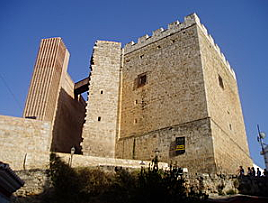 El baró Isnalbert fa construir una torre amb pedres i calç, l’actual castell.