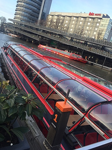 De rondvaart door de grachten van Amsterdam