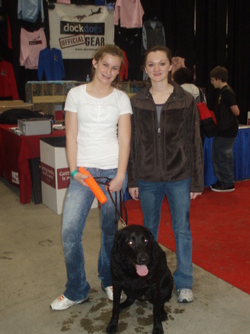 Hace tres años que empecé mostrar mi perro negro llamando Onyx en el competición de Dock Dogs.